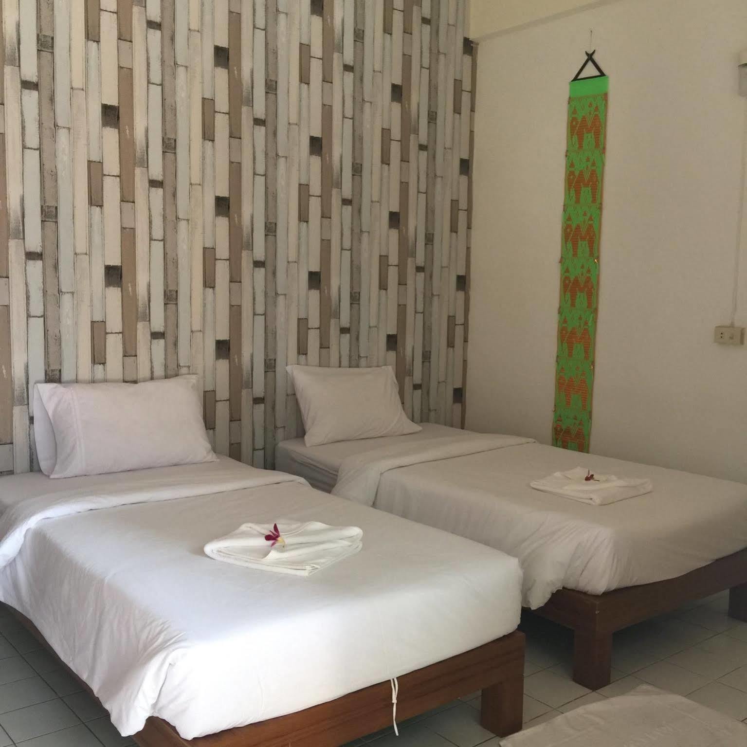 Baan Thai Homestay By Bgb Villas Praia de Kata Exterior foto